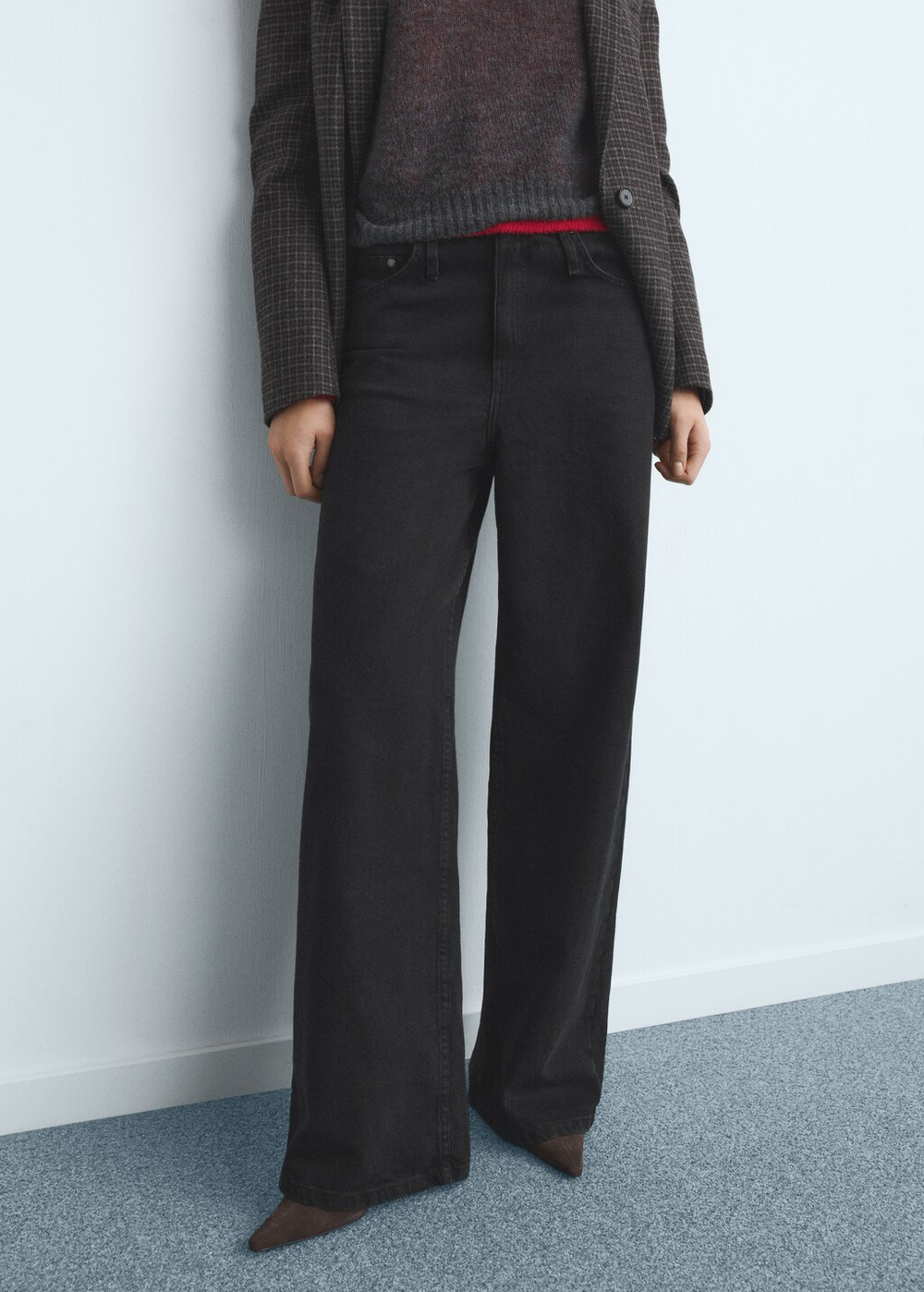 Джинсы с широкими штанинами и средней посадкой