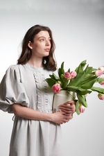 Платье с жабо и рукавами фонариками из плотного хлопка, в светло-сером цвете