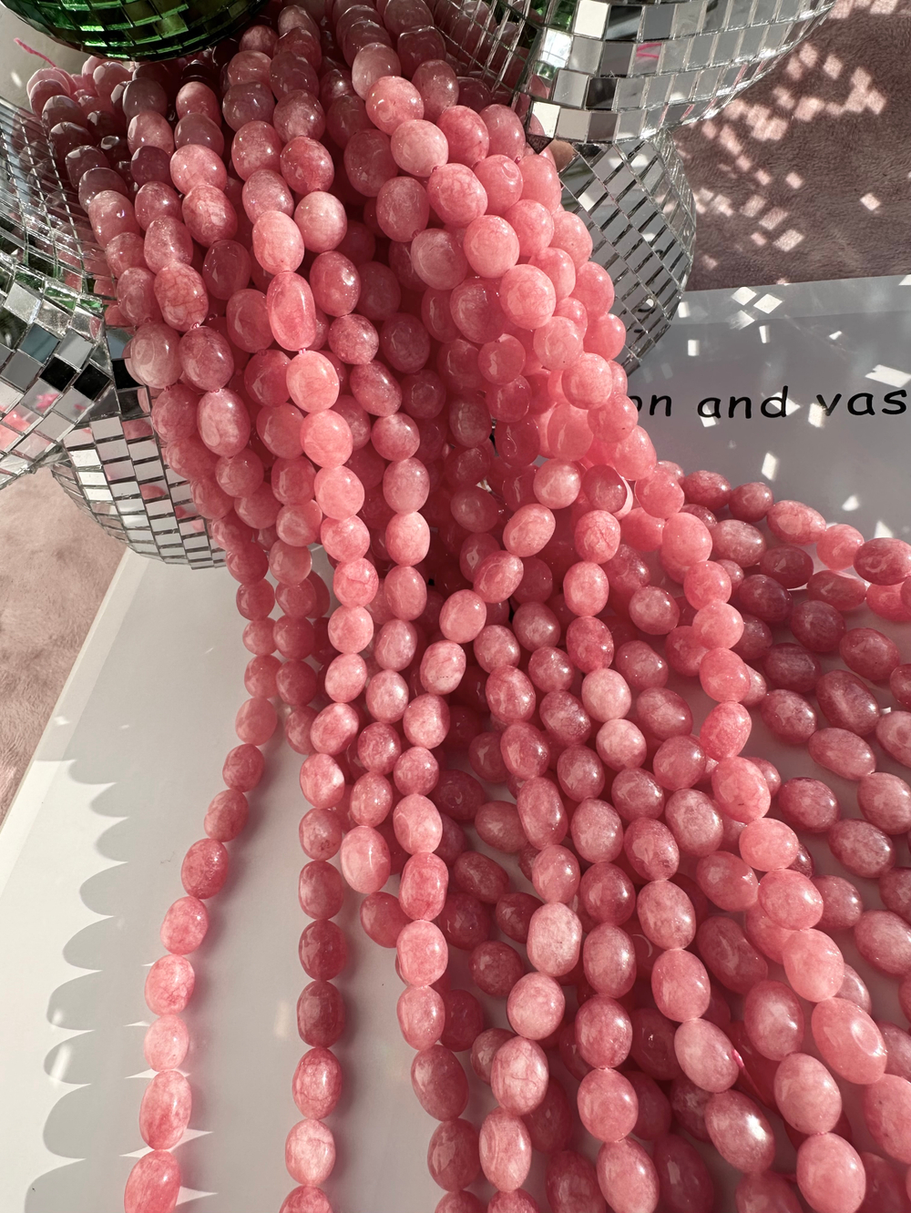 Нить бусин из тонированного кварца 8-8,5мм (галтовка)