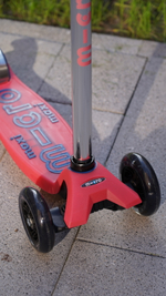 Самокат Maxi Micro Deluxe Glow Plus (светящийся) LED красное сияние