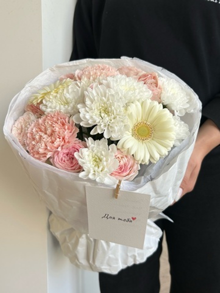 Букет из кустовой пионовидной розы, герберы и диантусов