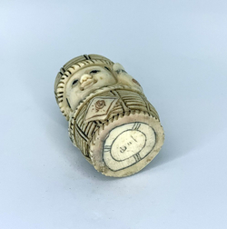 Нэцкэ Ребенок прячется в плетеной корзине