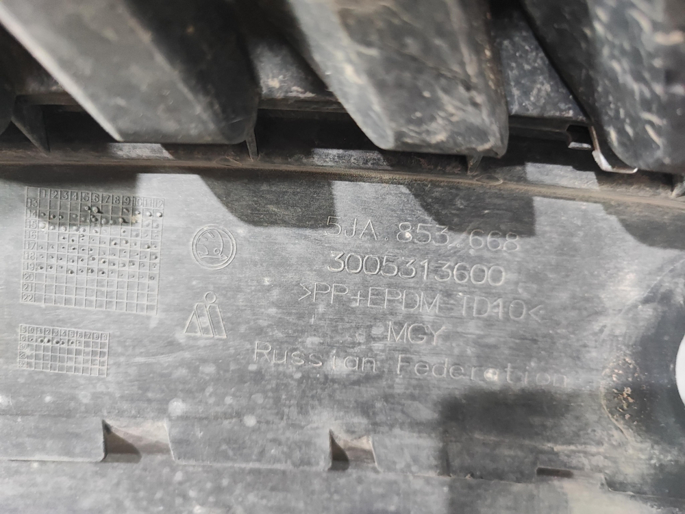 Решетка радиатора Skoda Rapid 1 12-20 Б/У Оригинал 5JA853668