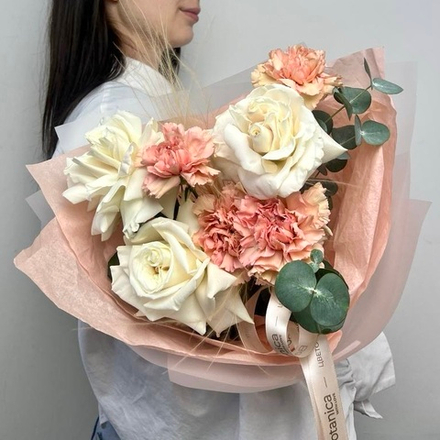 Кофейный букет с фрунзенскими розами и диантусами капучино 2607202532