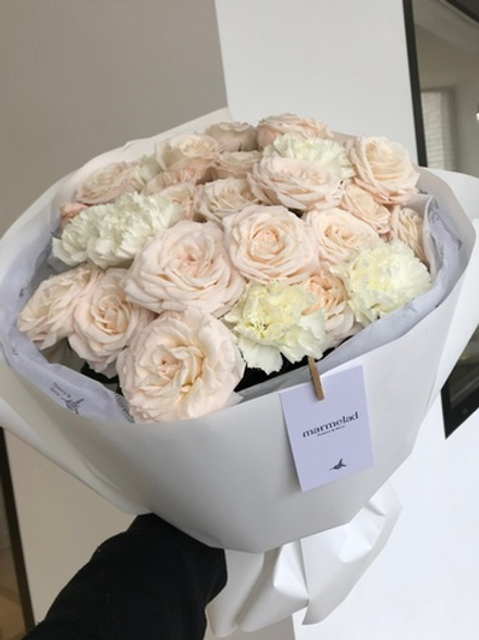 Сборный букет с кустовой пионовидной розой и диантусами в оформлении