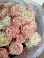 Букет из кустовых пионовидных роз, диантусов и одноголовых роз