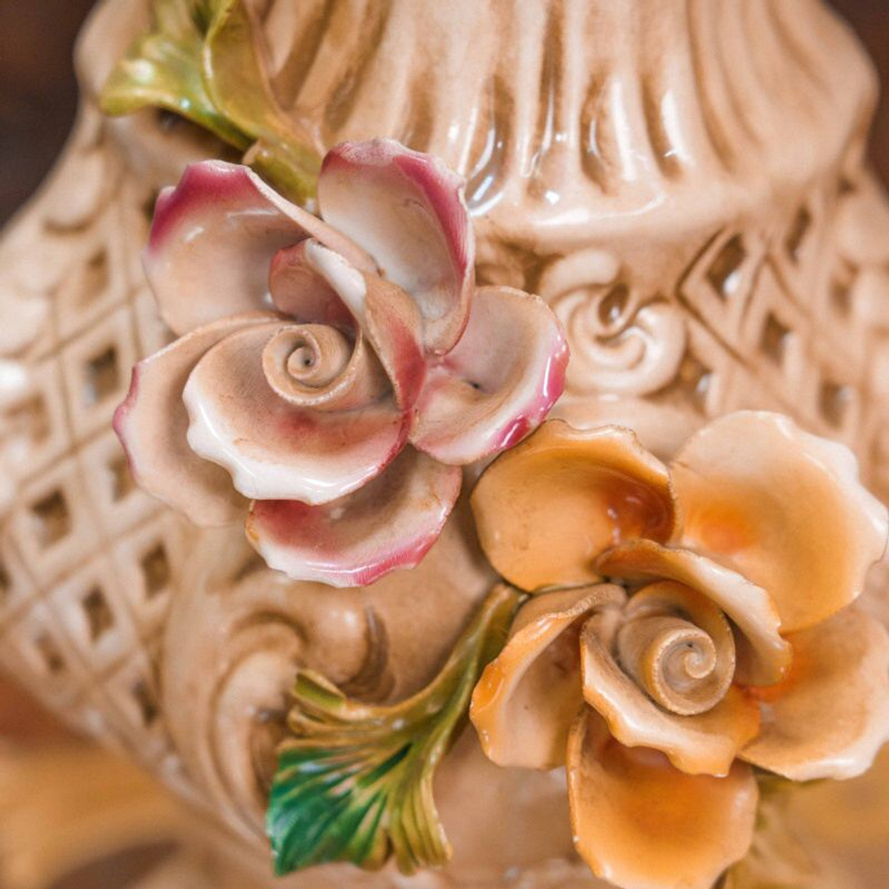 Декоративный фарфоровый кувшин в стиле Capodimonte