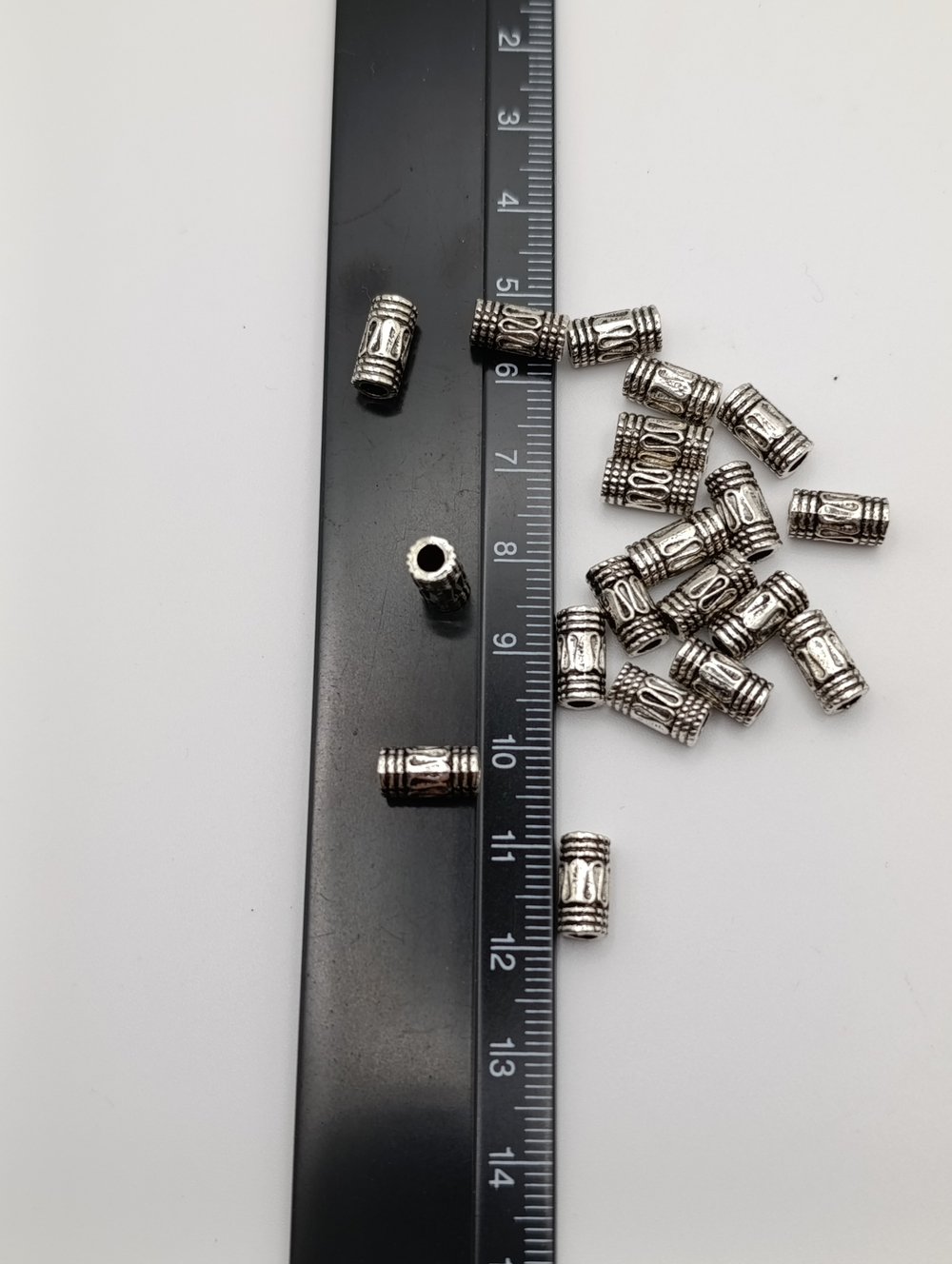 Бусины металлические для создания украшений.