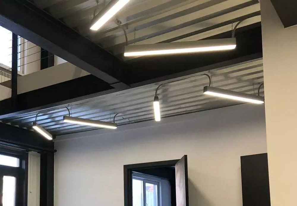 Светильник LED линейный Кристалл 37Вт-4050Лм 5000K опал IP44 с БАП 1ч серый vs351-37-op-5k-li1h