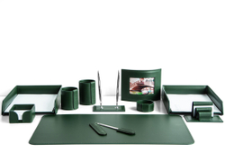 На фото набор на стол руководителя арт.1694-СТ-11  предметов зеленая кожа Cuoietto.