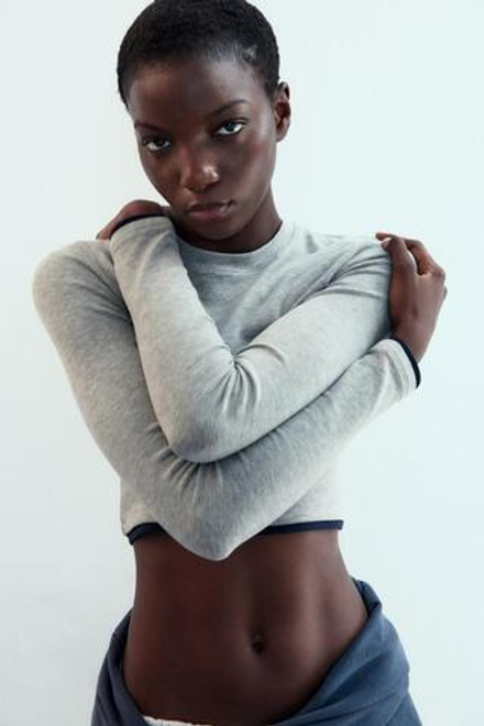 ZARA УКОРОЧЕННАЯ ФУТБОЛКА С ДВОЙНЫМ ЭФФЕКТОМ, СЕРЫЙ МЕЛАНЖ