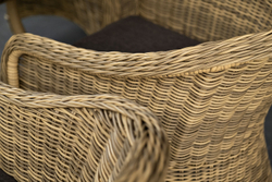 "Равенна" плетеное кресло из искусственного ротанга, цвет соломенный с серой подушкой