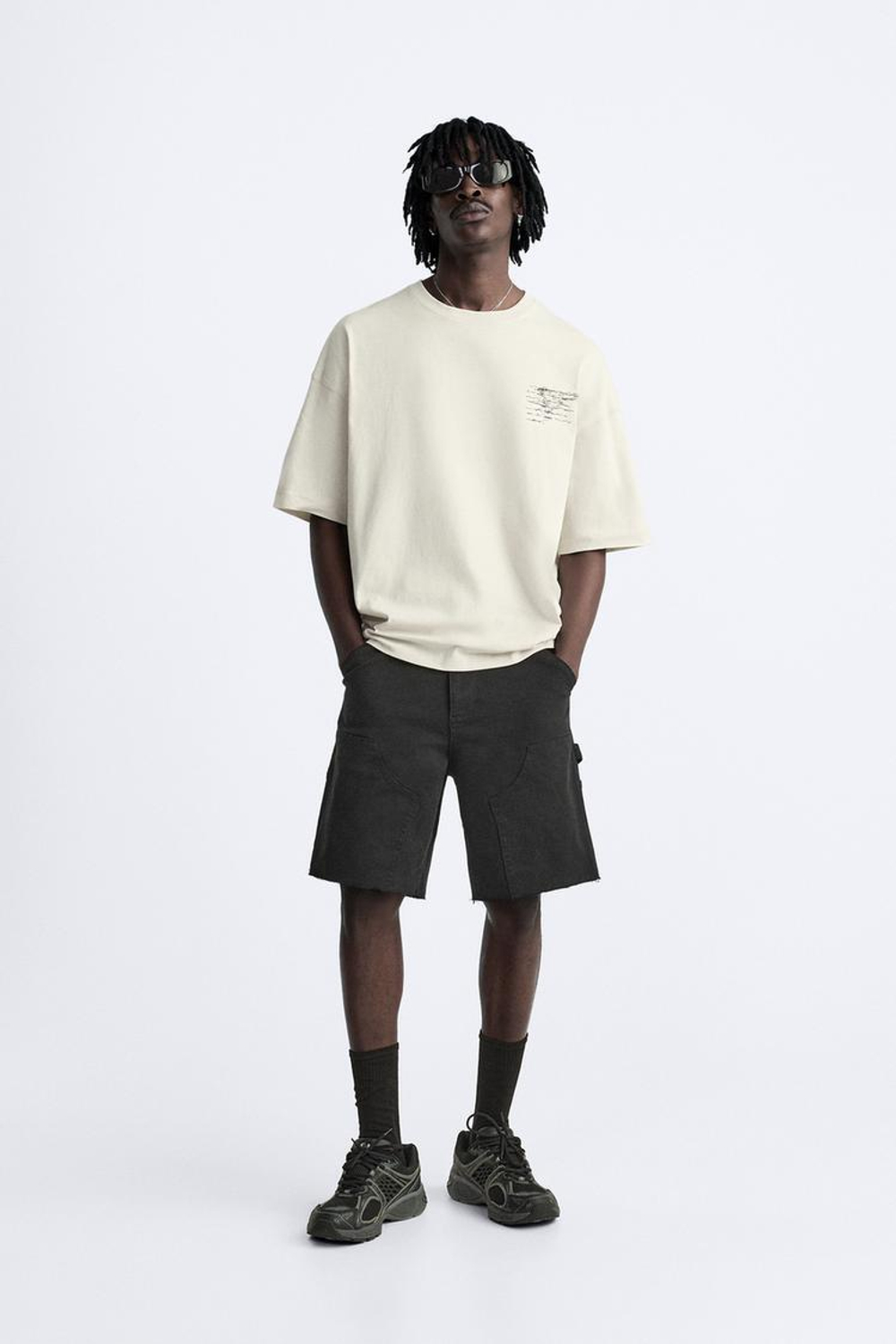 ZARA ФУТБОЛКА С НАШИВКОЙ И ПРИНТОМ, СЕРЫЙ