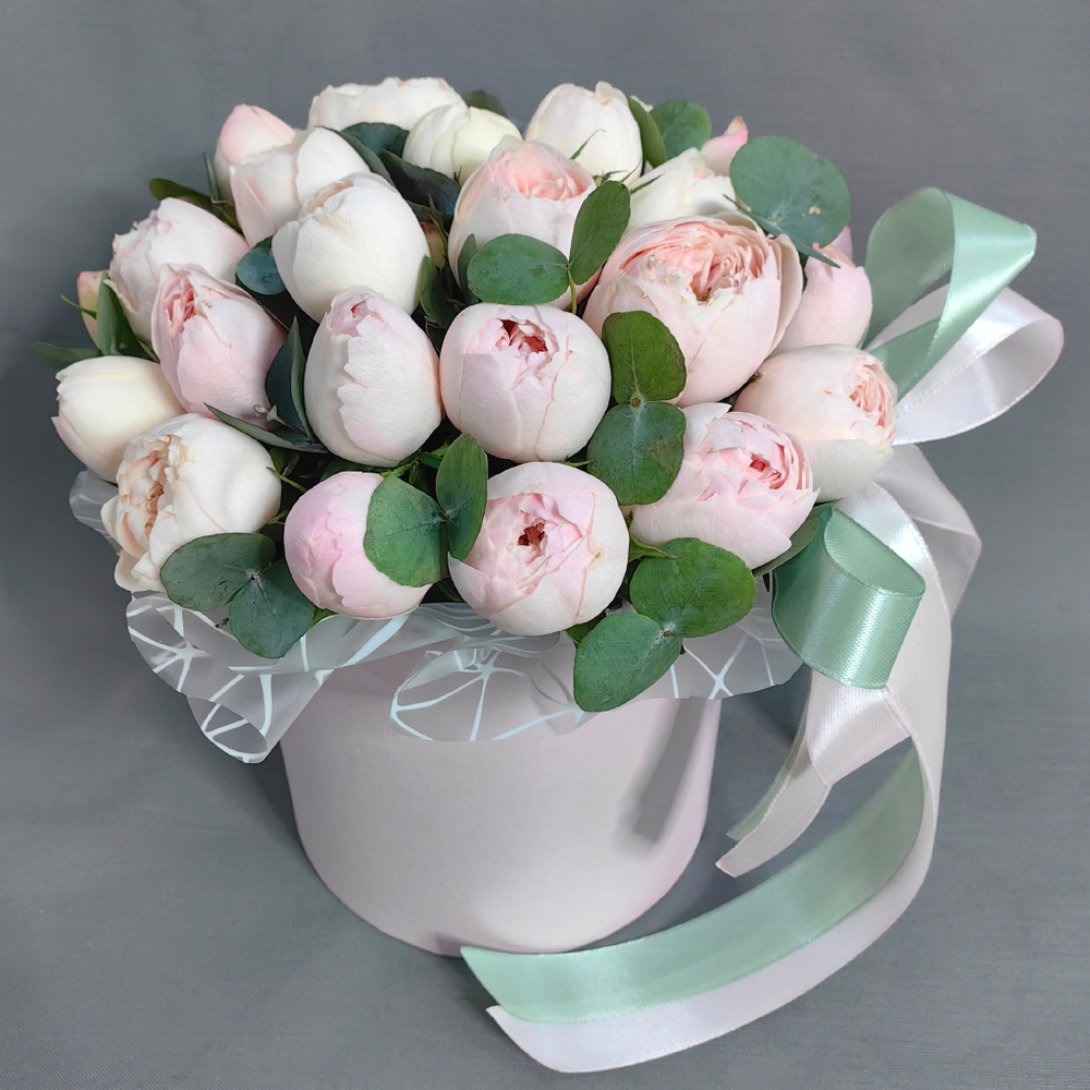 Коробка с пионовидными кустовыми розами "Mansfield park" с эвкалиптом