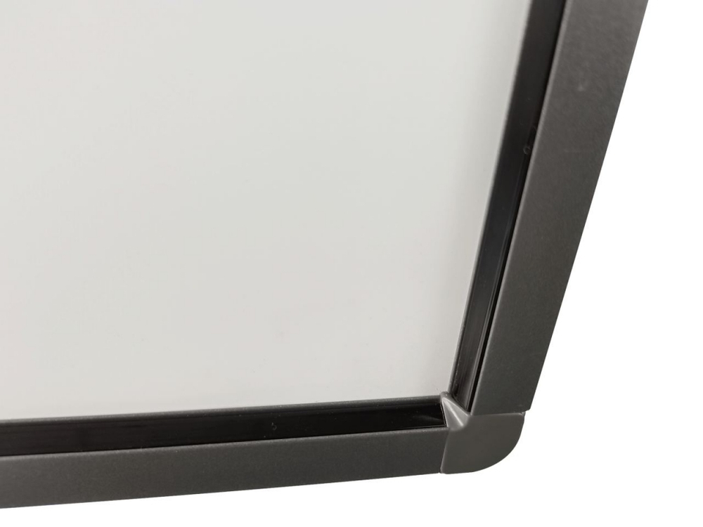 Угол интерактивной доски Classic Solution CS-IR-85Tu – демонстрация тонкого профиля и качества сборки корпуса.