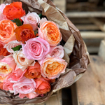 Коралловый микс — букет интерьерных и ароматных роз