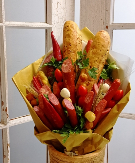 Съедобный букет с пшеничным багетом и колбасками.