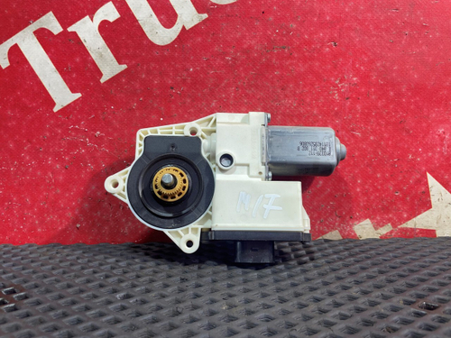 Моторчик стеклоподъемника правый