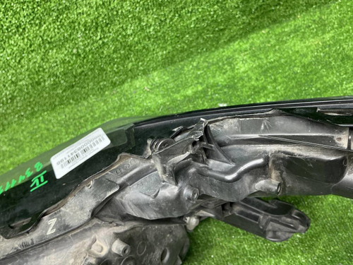 Стекло и корпус фары Toyota Camry xv70 (2017-2024)