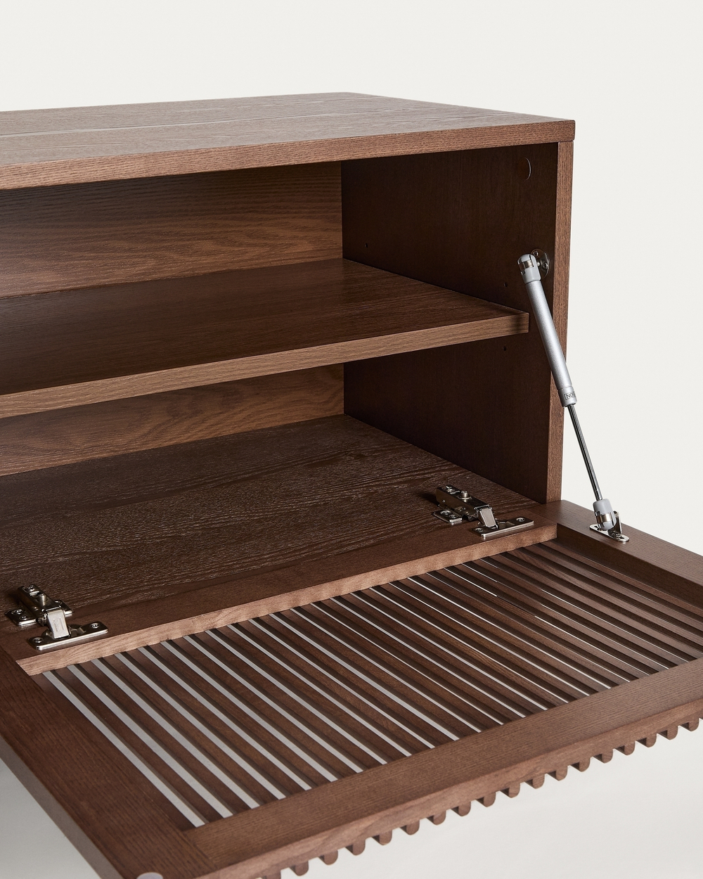 Тумба под ТВ Beyla из ясеня с отделкой под орех