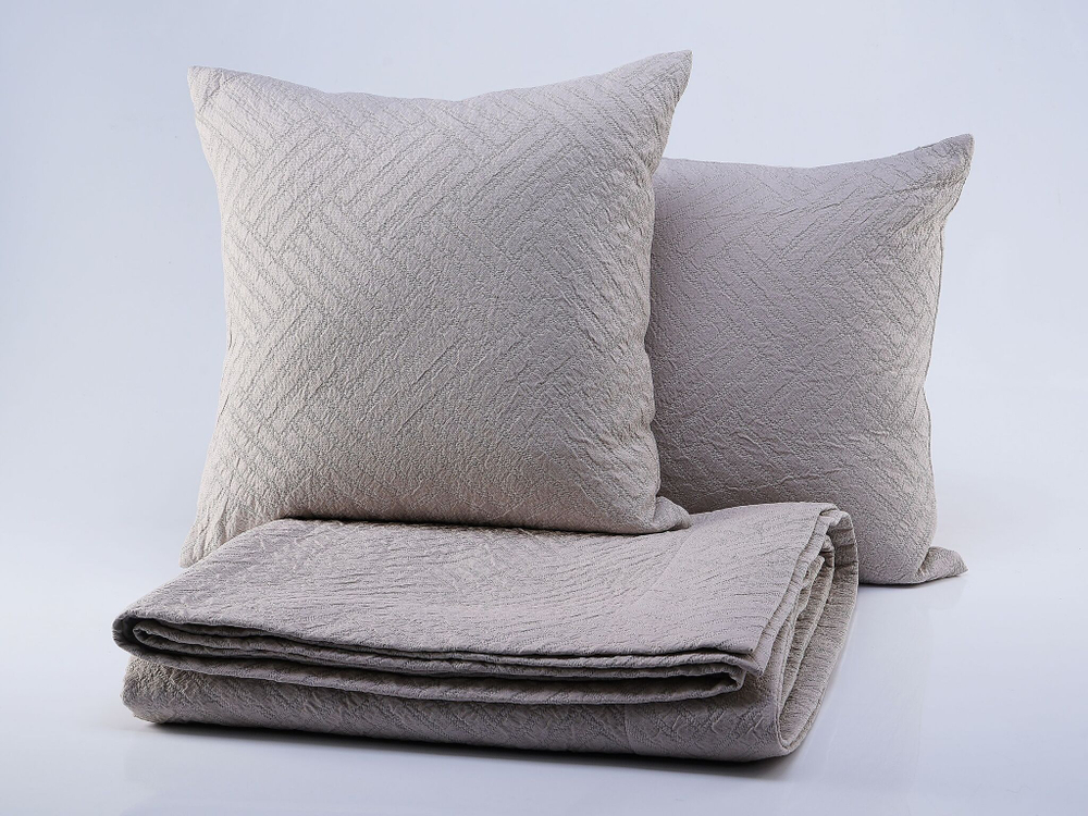 Покрывало 240х260 и 2 декоративные подушки 45х45 Claire Batiste Tilt Greg бежевые