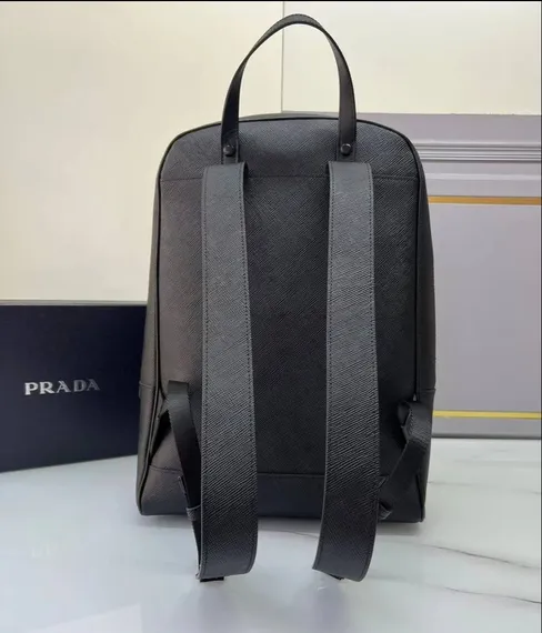 Рюкзак Prada из сафьяновой кожи с треугольным логотипом