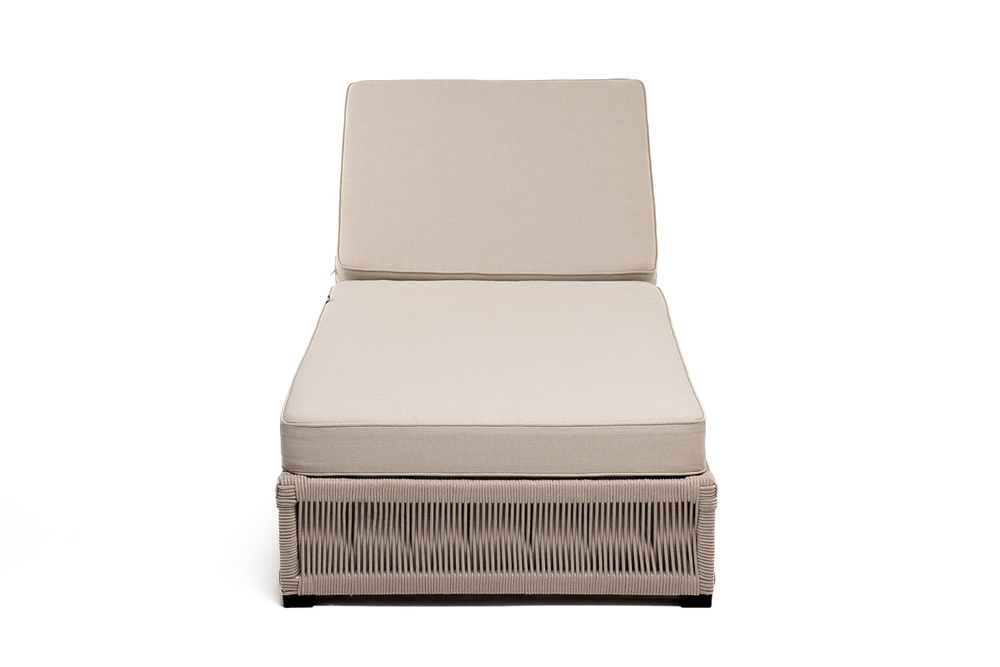 "Ривьера" шезлонг плетеный из роупа, каркас алюминий белый муар, роуп бежевый круглый, ткань бежевая 052