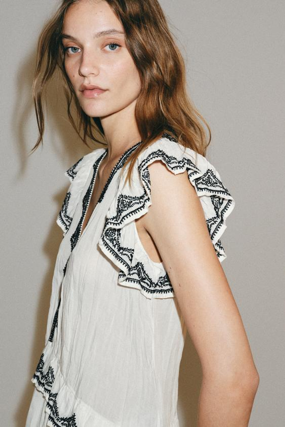 ZARA ТОП С КОНТРАСТНОЙ ВЫШИВКОЙ — ZW COLLECTION, БЕЛЫЙ/ЧЕРНЫЙ