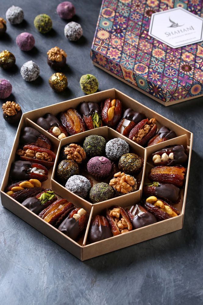 Подарочный набор сухофруктов и фиников Shahani Mix Box with Truffle 30 шт 80210166 Иран