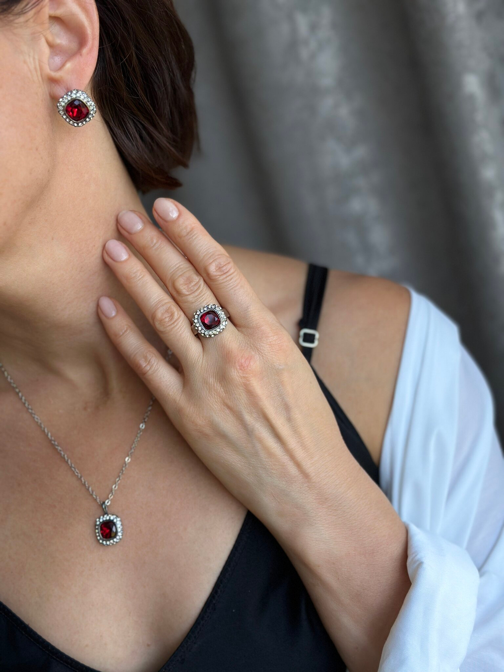 Серьги на английском замке с кристаллами Сваровски. Ювелирный сплав, покрытие серебро.