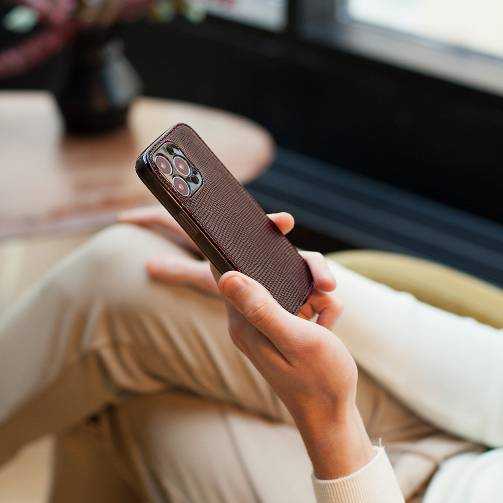 Чехол для iPhone 16 Pro Max кожаный, ящерица бордового цвета