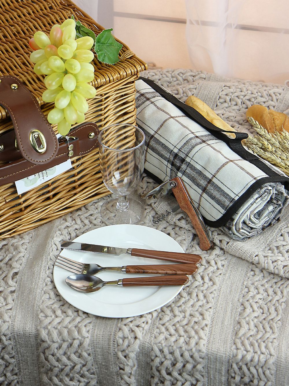 HOLYDAY BASKET Набор для пикника с термосумкой и пледом на 4 персоны