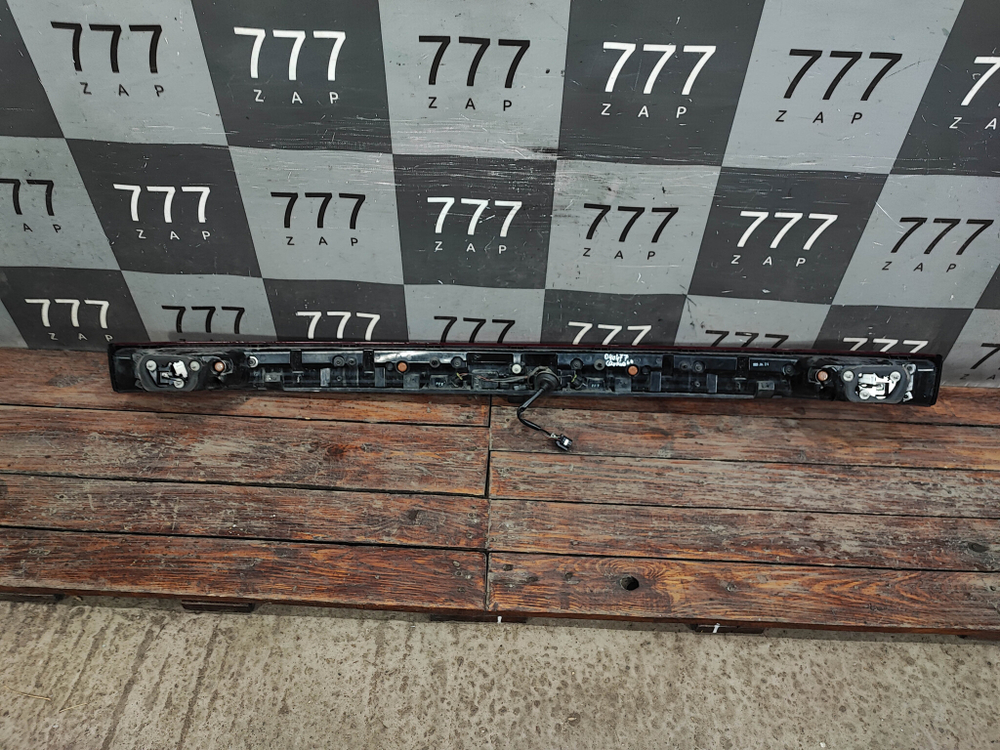 Фонарь центральный битый Kia Carnival 4 Оригинал 92409R0320