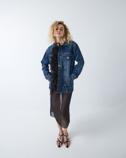 Джинсовая куртка с перьями