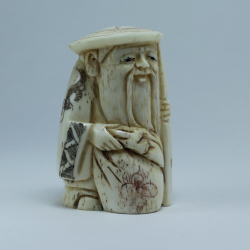 Нэцкэ Дзюроднин в круглой шапке с посохом и мешком риса