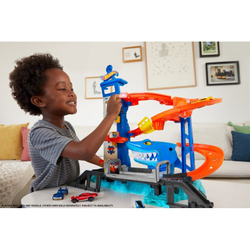 Hot Wheels City - Набор «Нападение акул в городской гавани» с игрушечным автомобилем HDP06