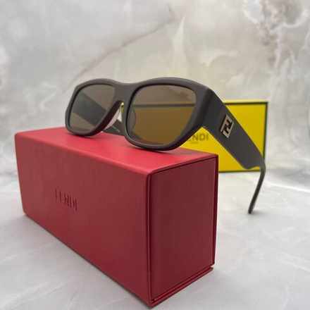 Солнцезащитные очки Fendi
