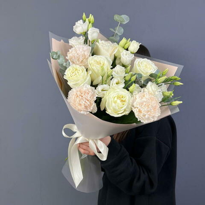 Букет из пионовидных роз, эустомы и диантусов «Сливочный десерт»