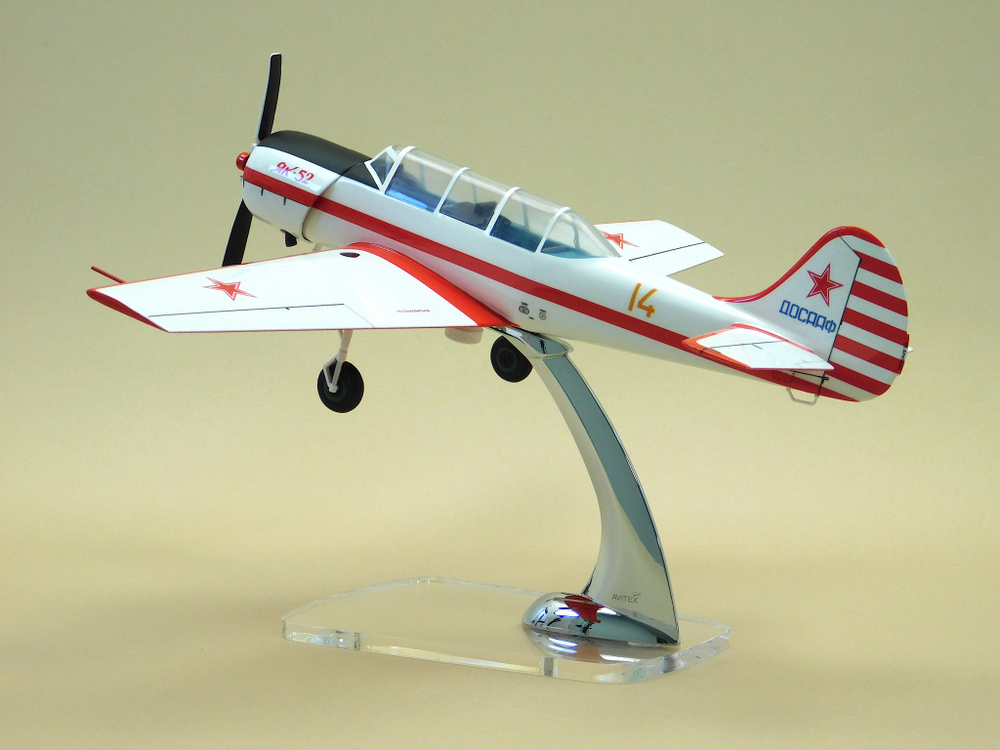 Модель самолета Як-52 (М1:30, ДОСААФ СССР,с выпущенными шасси)