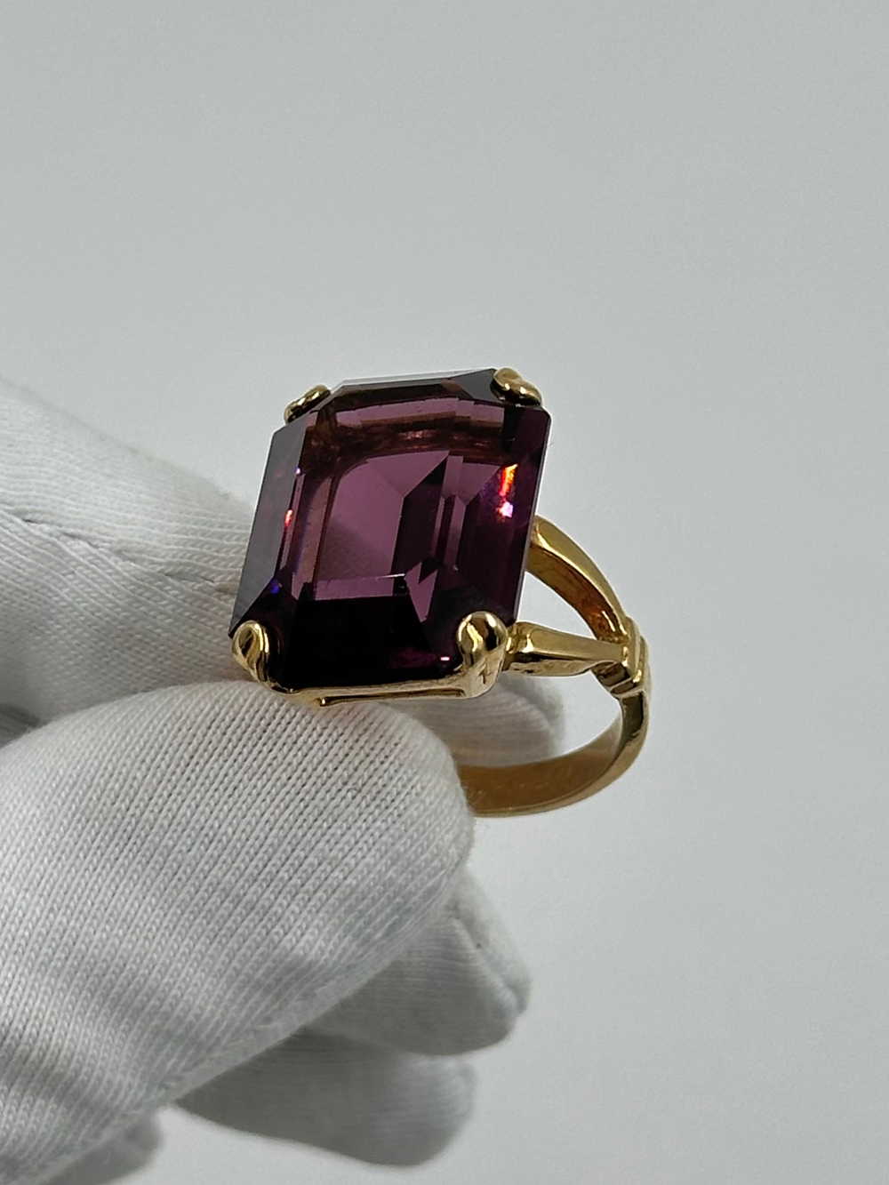 Кольцо с фиолетовым кристаллом
