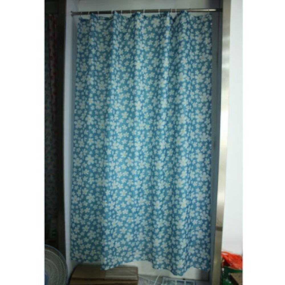 Штора для ванной комнаты полиэстер эконом 180*200 с кольцами Ромашки на голубом YQL-1421