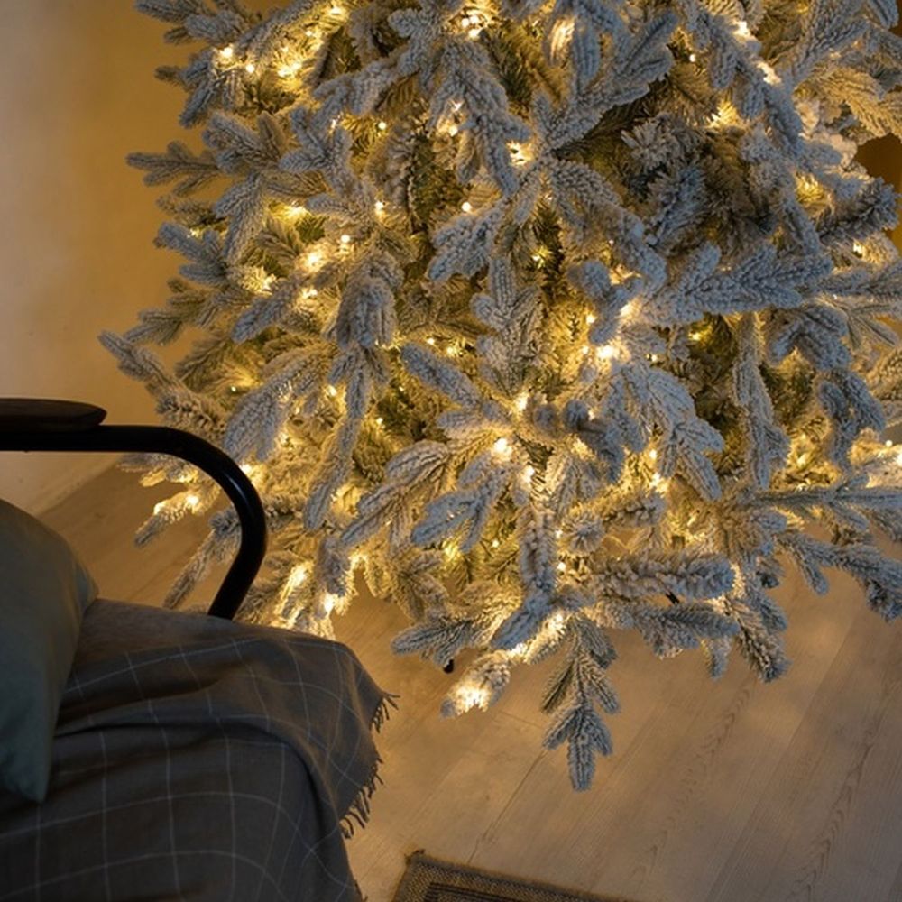 Заснеженная ель с гирляндой «Россо» теплый свет (Литая+пвх) 210 см / 2,1 м