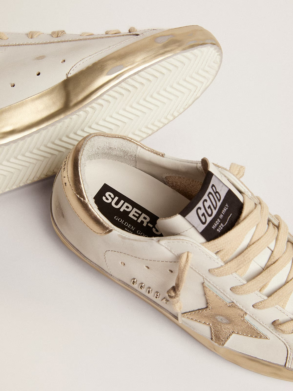 Golden Goose Super Star с золотистой блестящей отделкой
