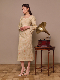 Платье с квадратным вырезом