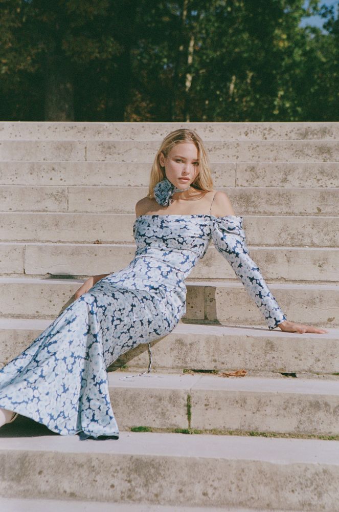 Marlen, платье макси синее из атласа со средними голубыми цветами