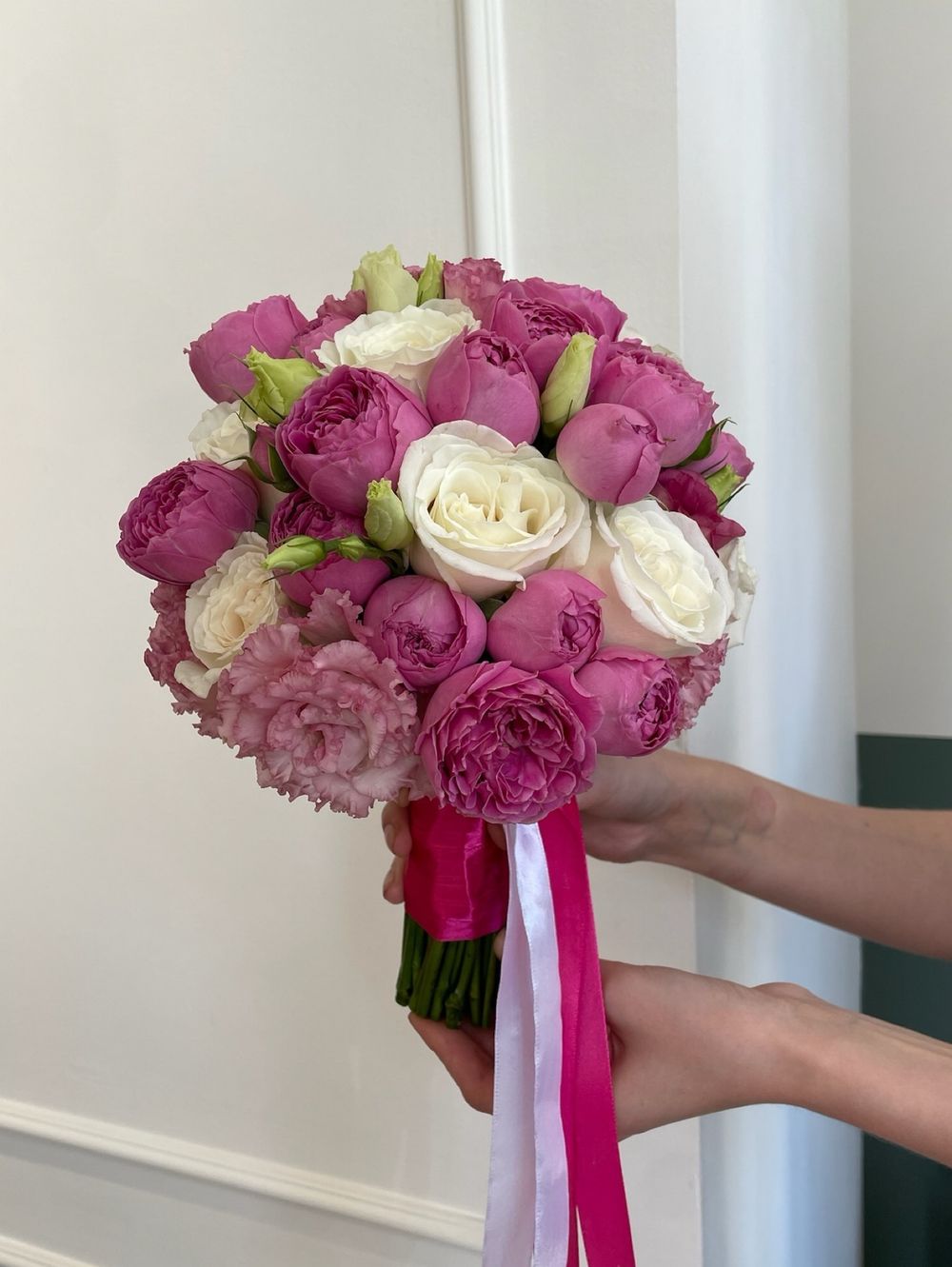 Свадебный букет из лизиантуса, кустовых пионовидных и одноголовых роз