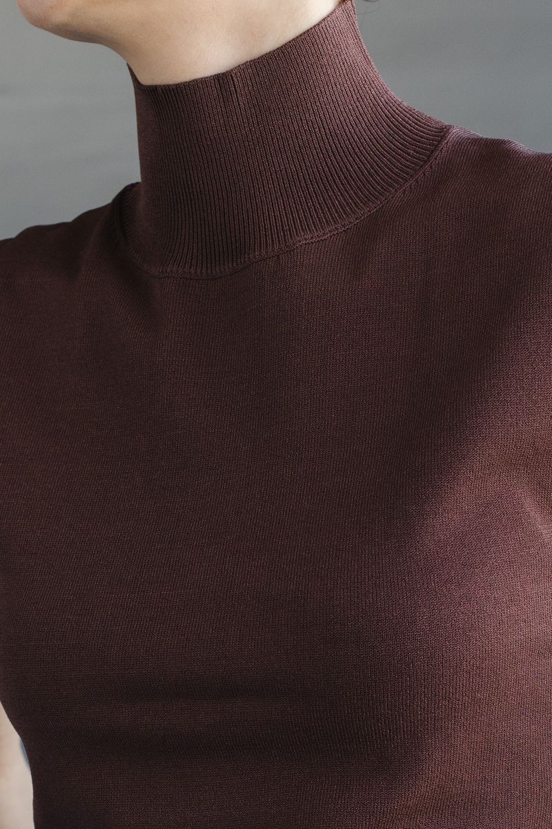 Блуза-топ из вискозы со стойкой коричневый