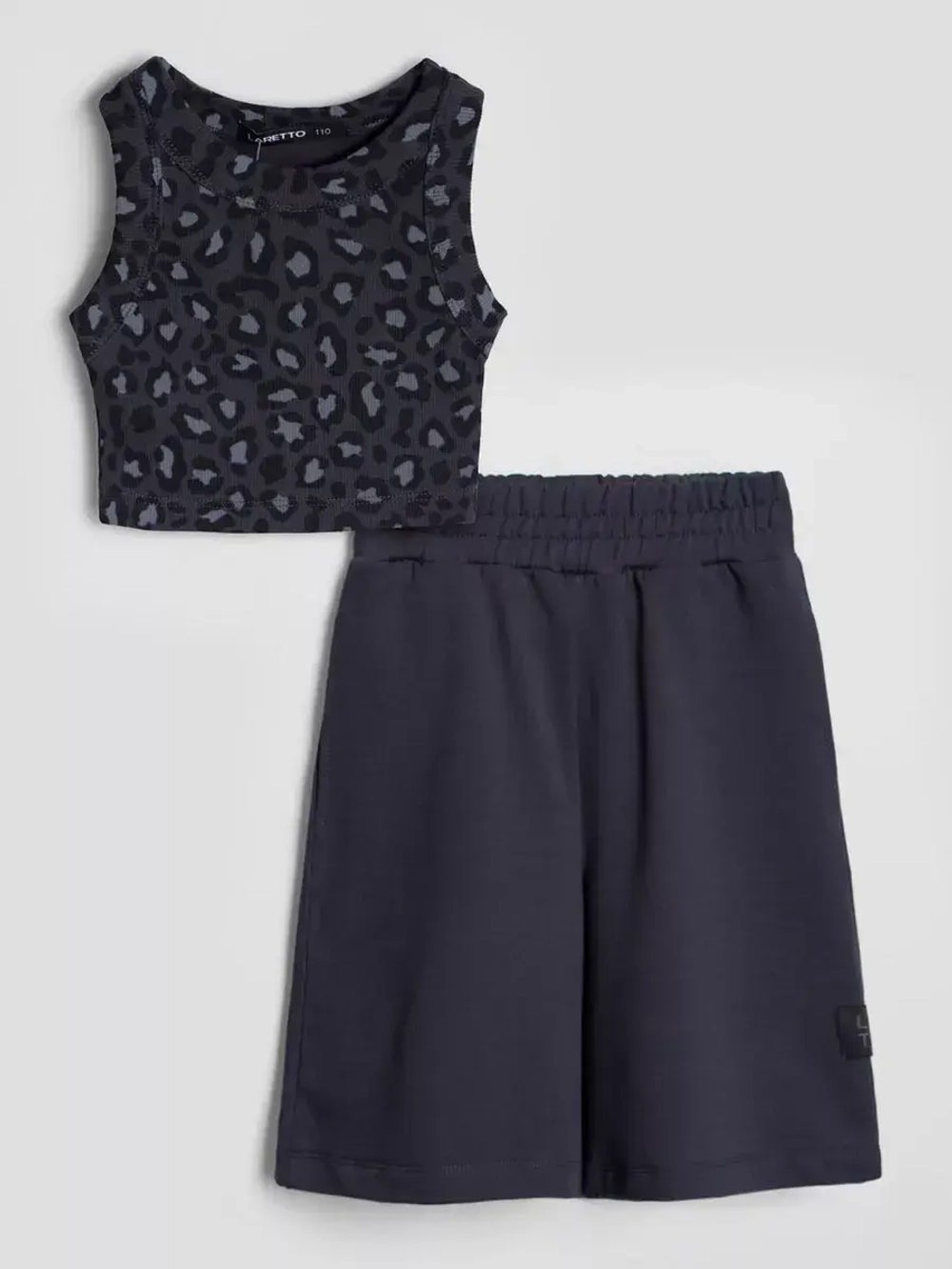 Черный костюм для девочки с шортами бермудами