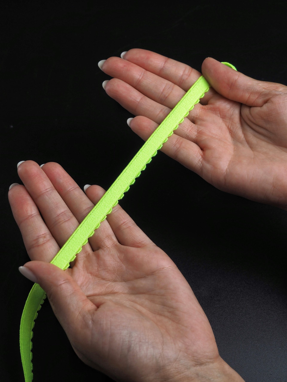 Резинка отделочная желто-зеленая неоновая ажурная ширина 10 мм с учетом фестона