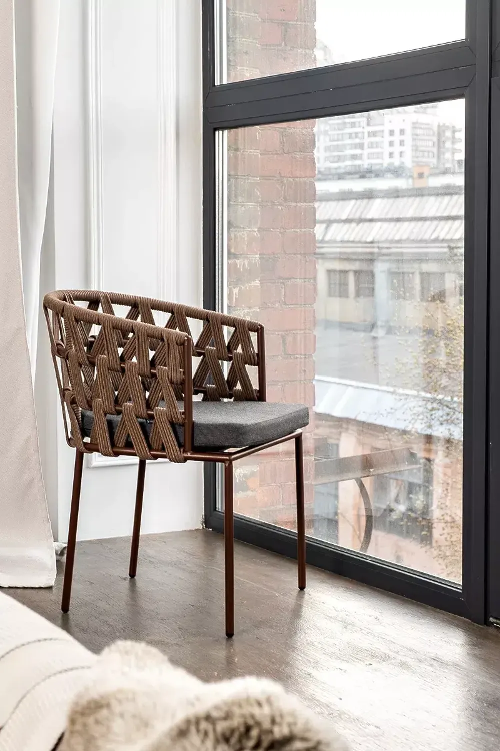 "Диего" стул плетеный из роупа, каркас из стали коричневый (RAL8016) муар, роуп коричневый круглый, ткань темно-серая 027